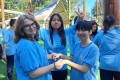 美籍學生Allison與六和高中同學交流分享。圖／六和高中提供(聯合報)桃園市六和高中在113學期有來自德國和美國的交換學生Juliane和Allison加入，為校園帶來多元的文化交融。Juliane在地理課曾以「德國為何未參與東南亞殖民」及「德國處理西亞 ...(略)