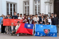  【漾新聞記者陳雯萍／高雄報導】國立鳳山高中15位學生於3月29日至4月13日前往德國姊妹校聖貞文理中學進行教育旅行，不僅體驗德國當地課程與文化，更在接待家庭安排下前往荷蘭與俄羅斯家庭交流，展開一場文化交織、視野大開的學習之旅。此行由實驗研究組組長馬巧珊老 ...(略)