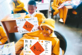史瓦帝尼TrinityChristianPrimarySchool學生收到屏東縣新豐國小學生寄送的農曆新年祝賀卡片。圖片提供／教育部(國語日報/陳芝瑄／臺北報導) 教育部國教署委託中正大學辦理「補助公立國民中小學校與國外姐妹校互惠機制實施計畫」，一一三學年 ...(略)