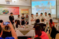 開平餐飲學校國際部學生日前辦理「L.A.S.T」畢業成果餐宴，將年初到義大利APICIUS佛羅倫斯國際餐旅廚藝學校的見聞作為養分，並運用在當地所學到的專業知能，規劃了一場別開生面的義大利餐酒饗宴。活動邀請一路陪伴的家長與師長，藉此表達學習路上的感恩。作為學 ...(略)