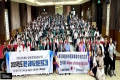 (台灣新生報/陳秋香、何弘斌報導)瑞祥高中熱情迎接韓國姊妹校峰潭高中師生來訪，該校由李英蘭校長、國際部金藝真主任及兩位老師率領二十一位學生前來，由於是第一次到臺灣參訪，師生一行顯得特別興奮。(見圖)瑞祥高中今(十三)日說明，去年莊訓當校長曾帶領四十一位師生 ...(略)