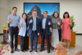 竹北高中預計將於八月一日改隸為國立陽明交通大學附中，星苗康乃薾教育體系董事長黃禹仁六日造訪竹北高中，竹北高中陳瑞榮校長熱情接待，雙方就未來可能的合作方向進行充分討論。 陳瑞榮表示，此次會談雙方達成多項共識，陽明交大附中將與康乃薾國中小合作，攜手國際教育及其 ...(略)