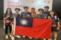 シンガポールで開催されたドローンサッカーの大会で準優勝した台湾チーム「TCY」の選手と家族ら=台湾無人機競技発展協会提供(フォーカス台湾中央社/呉昇鴻/編集:齊藤啓介)シンガポールで先月行われたドローンサッカーの大会で、台湾のチームが準優勝した。台湾無人機 ...(略)