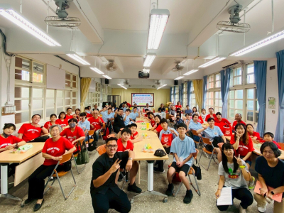 (YES新聞/宋吉清報導)8/20下午，來自日本石川縣中能登町姊妹校中能登中學校一行師生，在校長水谷內良郎的帶領下，蒞臨基隆市成功國中，展開為期四天的接待家庭交流活動。此次隨行的貴賓包括中能登町國際交流協會會長福井清久、副會長宮本文榮、顧問平野美衛，以及坂 ...(略)