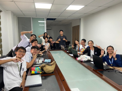 三峽同學與外籍學伴在百年老店元春中藥行。（新北市教育局提供） (中華新聞雲/記者蔡琇惠)新北市教育局積極推動國際姊妹校合作，113學年度共有34校獲教育部補助，與海外夥伴學校展開跨國共學，今年更與21國268所海外學校締結姊妹校，透過「跨文化體驗×英語實戰 ...(略)