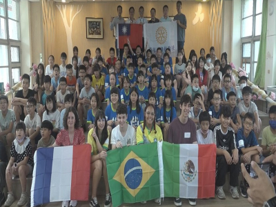 (台灣生活新聞/林妤昕報導)在草屯商工和百峰扶輪社的協助下，敦和國小舉辦國際教育日活動。邀請5位外國學生，與學校師生分享他們各自國家的風俗、民情及文化特色外，也和敦和的小朋友進行獨輪車等體驗交流活動，雙方熱情互動。▲圖為在草屯商工和百峰扶輪社的協助下，敦和 ...(略)