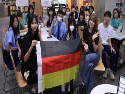 家齊高中首位長期德國志工駐校，開啟「台德文化交流實驗室」。（圖／家齊高中提供）(新頭條/黃文博報導)國立台南家齊高中致力推動校園國際化，除了與扶輪社合作接待交換學生，自2016年起也與國際青年文化交流協會（ICYE）長期合作，媒合多位來自希臘、芬蘭、拉脫維 ...(略)