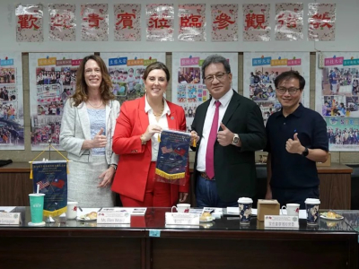 美國南卡羅來納州教育廳長EllenWeaver女士參訪北市大安國小美國南卡羅來納州教育廳長EllenWeaver及幕僚長RebeccaGunnlaugsson觀摩大安國小雙語課程教育廳長EllenWeaver與學生親切互動教育廳長大安國小學校圖書館大安國小 ...(略)