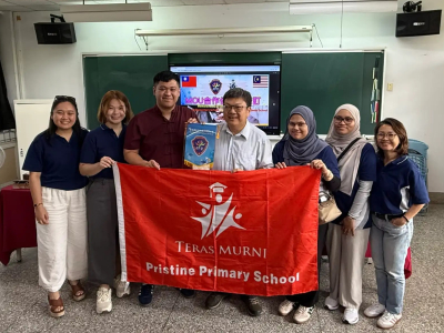 （Photo：彰化縣立國聖國小粉絲專頁）(小傳媒)彰化縣國聖國小和遠在馬來西亞吉隆坡的一所國際學校「TerasMurniInternationalSchool」交朋友啦！兩邊的校長和老師一起在國聖國小簽了一份叫做「合作備忘錄（MOU）」的承諾書，表示大家要 ...(略)