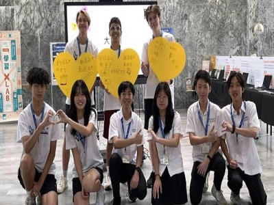 國際交換生(右)都有兩位台灣學生當學伴，協助融入校園。(記者翁聿煌攝)(自由時報/翁聿煌報導〕新北市新店高中與國際扶輪社合作，在新學年度迎接來自法國的交換生Nathan及巴西的Lucas、Gui共3位國際交換生，3人換上新制服，對台灣的高中校園生活充滿好奇 ...(略)