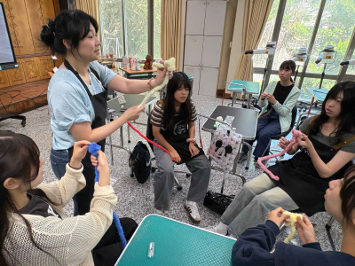 日本東京都立上水高校師生參訪北市喬治高職，日方學生體驗手作「萌寵扭扭」日方學生學習調製濃甜香的「椰果奶茶」喬治航空的空姐空少機艙服務「TeaorCoffee」日方學生體驗樂齡體適能日方學生體驗頭皮芳療SPA(國立教育廣播電台/周明慧報導)從日本遠道而來的東 ...(略)