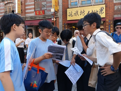 （台灣TB新聞網/劉志成報導）忠孝國中迎來了來自日本京都府立南陽高校附屬中學的師生們，ようこそ、臺北市忠孝国中へ！在鑼鼓震天、舞龍舞獅的歡樂氣氛中，兩校的交流活動熱情展開。微清校長與南陽副校長、家長會冠樺會長致詞互道歡迎，交換紀念品，由忠孝學生以全英語簡介 ...(略)