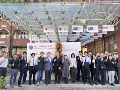 12月11日，新豐高中校園洋溢著歡笑與感動，熱情迎接日本金澤二水高校板坂純理副校長與388位師生。這份自106學年度種下的友誼種子，歷經疫情考驗與線上交流，迎來了疫後第二次的實體重逢。楊榮仁校長特別以AI虛擬人像結合日語致歡迎詞，展現科技與誠意；並預告本校 ...(略)