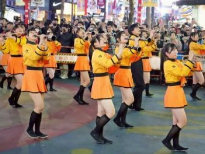 (福井新聞/台北共同)京都橘高（京都市）と東京農業大学第二高（群馬県高崎市）の吹奏楽部が１８日夜、台北市中心部でマーチングを披露した。両校とも台湾の双十節（建国記念日）祝賀式典で演奏したことがあり、台湾と日本の文化交流をさらに進める。若者が多い西門町と呼ば ...(略)