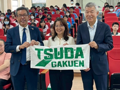 【ウェルカムセレモニーに参加した寺本校長（右）、桑名市の平野勝弘副市長＝台湾・台南市の安定中学校で】(伊勢新聞)桑名市は７日、来年１月に台湾の安定中学校（台南市）からの教育旅行を同市で受け入れることが決定したと発表した。津田学園の寺本豊校長と市関係者が６日 ...(略)