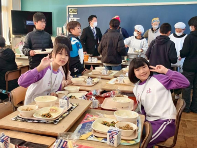 社子國小與瑞穗小學交流。(圖/教育局提供)(中華日報/黃雅蘭報導)桃園市新屋區社子國小長年深耕環境與食農教育，今(2025)年首度推動「米粒物語—台日生態永續對話」國際交流計畫，由校長賴美娟率領14位師生前往日本千葉縣瑞穗小學與榮小學進行跨國互動。學生以語 ...(略)