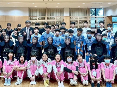 三民國中由校長張振義帶領25名學生前往日本福岡，展開為期6天的教育交流行程。（圖/高雄市教育局提供）(新新聞/徐炳文報導) 三民國中持續推動國際教育交流，今年由校長張振義率領彭玉珍主任、柯翠菱組長，於12月10日至15日帶領25名學生前往日本福岡，展開為期 ...(略)