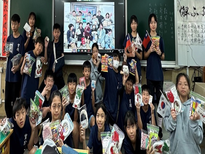 臺北市實踐國小攜手韓國濟州島漢東小學舉辦「跨國交換禮物」活動漢東小學學生準備了可以親手編織的花環與創意積木實踐國小學生韓國學伴送的積木實踐國小師生將郵寄箱改造成色彩繽紛的「超大型禮物盒」漢東小學學生迫不及待的開箱作業漢東小學學生開心地收到禮物漢東小學學生開 ...(略)