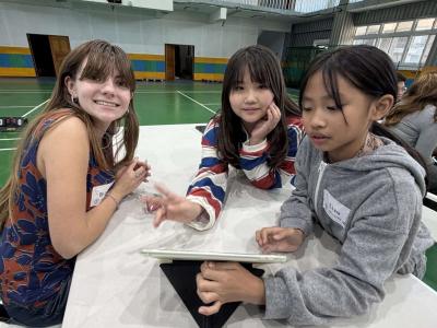 桃園市桃園市大園國小昨(14)日舉辦「大手牽小手：JMU×桃園市大園國小國際文化交流活動」。圖：校方提供(台灣線報/諶志明報導) 桃園市桃園市大園國小昨(14)日舉辦「大手牽小手：JMU×桃園市大園國小國際文化交流活動」，接待來自美國詹姆斯麥迪遜大學榮譽學 ...(略)