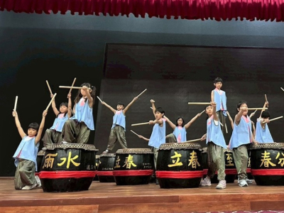 (台灣好新聞/張文熹報導) 鼓聲隆隆，震撼人心！彰化縣北斗國小親師生一行，於1月21日至25日遠赴馬來西亞檳城，回訪姊妹校「明德正校（SJK(C)MinTerk）」。此行最受矚目的亮點，便是深入體驗被列為馬來西亞國家非物質文化遺產的「二十四節令鼓」。透過兩 ...(略)