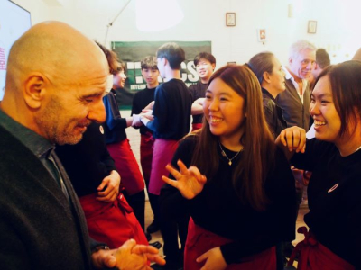 開平餐飲國際部學生以全英文與國際賓客交流，現場洋溢著真誠溫暖的國民外交氛圍。-開平-楊雅珽(臺北市開平餐飲學校) 跨越半個地球，開平餐飲國際部學生成功於義大利舉辦「一盞臺味」（TaiwaninOneNight）臺灣飲食文化展午宴，真摯展現來自臺灣的心意，溫 ...(略)