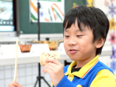 台印好友連線大成功！親師生與印度姊妹校雲端大合照，共同為「世界好友日」留下難忘回憶。（桃園市府教育局提供）(大紀元/徐乃義報導) 桃園市蘆竹區公埔國小舉辦「世界好友日（GongpuWorldFriendsDay）」，為了讓國際教育不只停留在課本，透過「國際 ...(略)