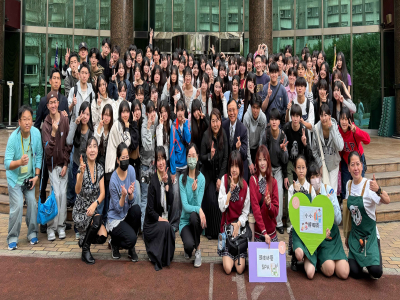 (臺北市政府教育局/臺北市私立喬治高職新聞稿)日本京都市立日吉ケ丘高校於2025年11月蒞校交流後，師生反映熱絡、回饋極佳，2026年的今日，臺、日高校教育交流由吉岡和美(YOSHIOKAKAZUMI MS)副校長帶領師生一行90人，歡喜來相見。大合照現場 ...(略)