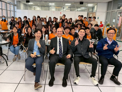 (News586/謝榮浤報導)為促進青年學子拓展國際視野，立法委員廖偉翔與台中市議員黃馨慧服務處共同推動「一月一外」國際交流計畫，日前特別邀請曾任美國印太司令部外事官員的退役上校葛沛迪（ColonelBradyCrosier,ret.），前往台中市惠文高中 ...(略)