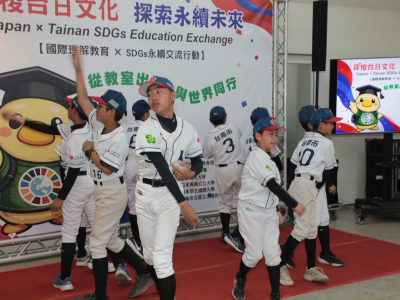 (視傳媒/黃雋淮報導) 台南市政府教育局攜手台灣SDGs協會，今（13）日於北區立人國小辦理「日本大學生前進台南國小－國際理解教育與永續交流行動」。市長黃偉哲親自出席開幕活動，歡迎來自日本和光大學、周南公立大學及羽衣國際大學共14位師生到校交流。本次行動透 ...(略)