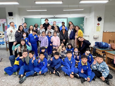 美國學生至清水國校進行社區服務/板橋高中提供日本學生入班上課/板橋高中提供(國立教育廣播電台) 新北市板橋高中同時接待來自日本愛知縣的一宮高校及美國密蘇里州PrincipiaHighSchool師生到訪，三校師生齊聚一堂，展開一系列學術與文化交流活動，校園 ...(略)