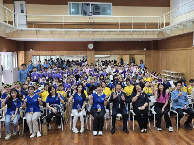 (臺北市政府教育局報導)  東湖國小和清邁附小的國際交流已邁入第四年，今年東小終於穿越兩千多公里，實地來到清邁附小交流訪問。許進富校長帶領8位師長、25位學生來到清邁附小，清邁大學教育學院院長、副院長、小學部校長、老師學生們在門口列隊熱烈歡迎我們的到來。文 ...(略)