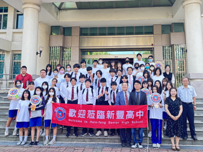 3 月25日,在新豐高中97週年校慶前夕,日本靜岡聖光學院中學校師生一行13人蒞校參訪,展開一系列豐富多元的交流活動,內容涵蓋課程體驗、議題討論、姊妹校締結儀式、校慶藝品揭幕及文化交流等,為雙方師生帶來深具意義的一天。在正式參訪前一日中午,學校特別設宴款待 ...(略)