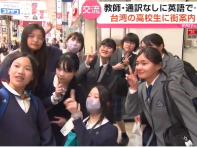 台湾の高校生徒に街案内(kkt!くまもと県民テレビ)高校生が熊本の街を散策しながら国際交流です。熊本信愛女学院の生徒が台湾の高校生に熊本の街を案内しました。修学旅行の一環で熊本へ熊本市中央区にある熊本信愛女学院に訪れたのは台湾の姉妹校、衛理女子高級中学の生 ...(略)