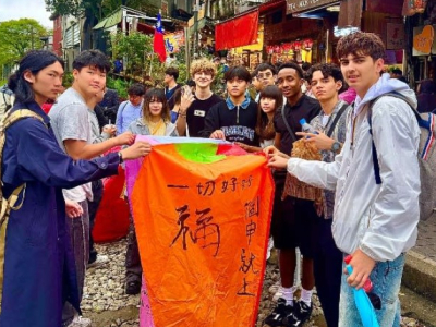 中崙高中接待盧森堡沃邦法國學校，學生入班體驗(中崙高中提供)盧森堡沃邦法國學校學生用中文自我介紹(中崙高中提供)盧森堡學生體驗臺灣文化(中崙高中提供)兩校學生製作創意徽章作為紀念(中崙高中提供)本次交流活動深化兩校師生情誼(中崙高中提供)盧森堡學生走訪臺灣 ...(略)