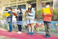 文雅小学校に建てられたモザイクアートの前に立つ同小児童 富山県砺波市は来年２月、３年ぶりに台湾への訪問を再開する。夏野修市長が２１日、交流のある台湾嘉義（かぎ）市の文雅（ぶんが）小学校のチューリップを描いたモザイクアートの除幕式で明らかにした。市長は８～１ ...(略)