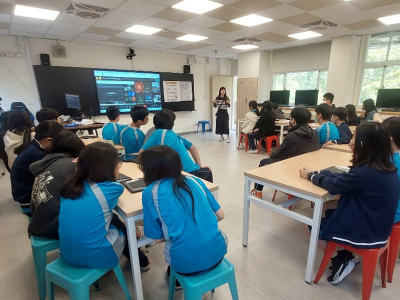 三民國中與馬來西亞山打根聖願中學透過視訊探究無塑城市議題 (三民國中提供)臺馬學生在視訊中用中英雙語進行發表，並互相提問交流 (三民國中提供)三民國中張懿婷老師以「族群平等與共存」為題，引導學生進行專題探究 (三民國中提供)(國立教育廣播電台/周明慧報導) ...(略)