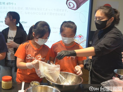 (台灣生活新聞/何羿勳報導)鹿谷秀峰國小舉辦台日交流活動，帶日本學生體驗學校食農教育。從戶外課程到校園生活，雙方互動歡樂。希望透過一起學習與交流，讓在校學生與日本學生都留下難忘回憶。日本學子體驗在地文化，參訪秀峰校園記。/記者何羿勳攝可以看到秀峰國小學生和 ...(略)