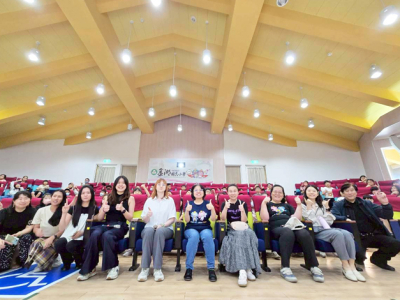 金湖國小為迎接即將啟程的比利時國際教育交流之旅，特別舉辦「Bonjour金門！當鬆餅遇到貢糖，比利時外交官來作客」活動。（金湖國小提供）(金門日報/呂肇中報導) 金門縣金湖國小昨（28）日校園洋溢濃厚歐洲風情，為迎接即將於5月6日啟程的比利時國際教育交流之 ...(略)