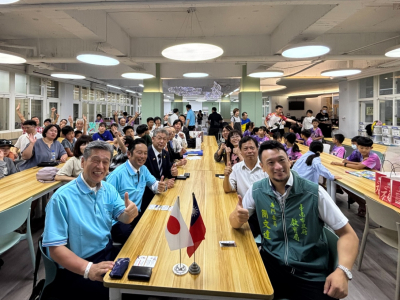 (視傳媒/黃雋淮報導) 日本茨城縣那珂市長先崎光今（4）日率領市議會、家長及中小學生近50人參訪臺南市海佃國小。訪團昨（3）日剛完成「台江水日」來回約70公里單車壯遊，追尋嘉南大圳水源足跡，今日再走進校園，由海佃國小學生以英語介紹校園特色，並透過環境偶劇及 ...(略)