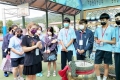    新店高中的美國交換生Myla體驗擲茭杯，一旁雙溪高中學生共同集氣。（圖：新北市教育局提供）【台灣新生報／記者王志誠、周貞伶】來自美國、丹麥、法國、芬蘭等十國二十二位國際交換生至新北十二所學校交流一年，為鼓勵外籍生體驗在地，教育局贈送「新北國際遊學服務 ...(略)