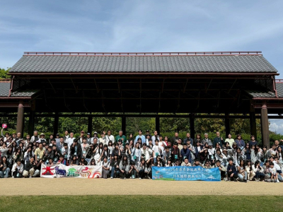 (靜修中學)臺北市靜修中學前往日本關西地區，展開為期五天四夜的教育旅行。此行由校長蔡英華親自率領全體八年級學生參與，除走訪大阪、京都等地的重要文化景點外，更安排深入日本農村生活體驗及校際交流活動，透過實地學習與互動，拓展學生國際視野與跨文化理解能力。在農家 ...(略)