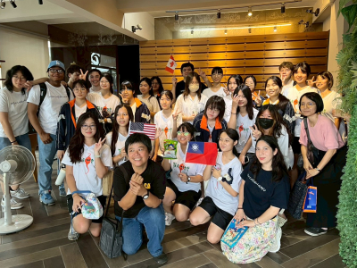 經由實踐大學優華語獎學金來台的7位英美加等國大學生，於六月八日與屏東女中語言資優班共同體驗了勝利星村走讀，以及台灣中藥食療活動，在炎炎溽暑感受南台灣獨特風土與友情。 在西南氣流帶入的無情風雨中，實踐大學師生踏入屏東最美的銘醫中藥房,立刻被室內文青風格的中藥 ...(略)