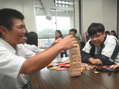 ゲームで盛り上がる生徒たち（19日、知名町）  (奄美新聞社報導) 【沖永良部】台湾の來義高校の生徒17人が19日、沖永良部高校を訪れた。沖高の生徒たちによる歓迎交流会が開かれ、ゲームを楽しみながら交流を深めた。　來義高校は台湾の屏東県にあり、昨年９月に沖 ...(略)