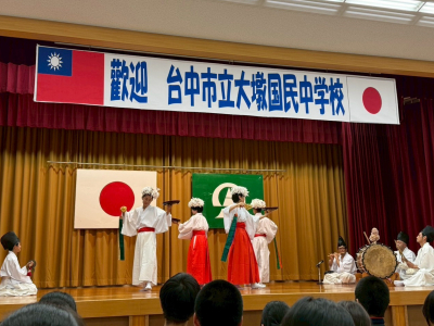 為拓展學生國際視野、深化臺日教育合作，臺中市大墩國中於7月1日至7月5日，由校長徐秀青率領29位學生及教師團隊前往日本宮崎縣椎葉村，與椎葉中學展開為期五天的國際教育交流。此次活動結合校園交流、文化體驗、環境教育及地方走讀，透過面對面的互動與共同學習，培養學 ...(略)