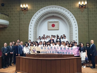 京都市会の議場を見学する台南女子高の生徒ら＝6月9日、京都（台南市台日文化友好交流基金会提供）(フォーカス台湾中央社/戴雅真,田中宏樹報導)（東京中央社）南部・台南市の国立台南女子高校儀仗隊が5日から10日にかけ、京都府を訪問した。7日には京都光華高校で同 ...(略)