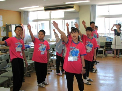 小学校中庭で記念撮影(岡山大学報導)6月10日、台湾の3校の小学校児童が附属小学校を訪問し、6年生と交流を行いました。今回の交流は、国立台湾師範大学教授で日台科学教育交流会理事長でもある宋蕙伶教授と元岡山大学教育学部の教員であり、日台科学教育交流会日本側総 ...(略)