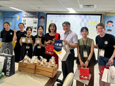美國丹佛語言學校師生參訪臺北市濱江實中，兩校學生進行體育交流(濱江實中提供)美國丹佛語言學校學生製作香包(濱江實中提供)濱江實中攜手美國丹佛語言學校展開國際教育交流(濱江實中提供)(國立教育廣播電台)臺北市濱江實驗國中近日接待來自美國丹佛語言學校（Denv ...(略)