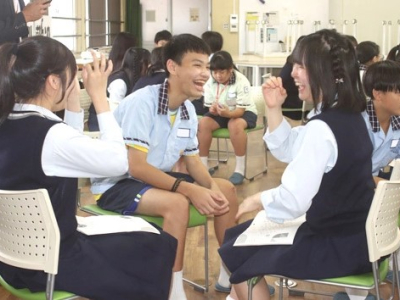 学校に招いた台湾の生徒と交流する中学生(両丹日日新聞) 京都府福知山市土師の福知山高校附属中学校（田邉仁司校長）で28日、台湾の生徒との国際交流が行われた。台湾の桃園市立文昌國民中学校の16人が来校し、附属中1～3年生115人が考えた催しやレクリエーション ...(略)