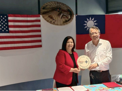 ▲高雄市美濃南隆國中持續深耕國際教育，迎來美國中文沉浸式教育代表學校「英華學院（YinghuaAcademy）」師生訪問團，雙方展開為期兩天的深度文化與課程交流，更正式簽署姊妹校合作協議。（圖／高雄市教育局提供）(台灣新聞雲報/陳立驌報導) 高雄市美濃區南 ...(略)