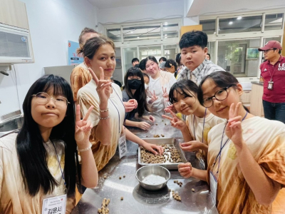 武功國小與韓國濟州島浙青小學學生進行氣球排球體驗(武功國小提供)武功國小學生用英語自然地與韓國教師溝通交流(武功國小提供)韓國學生分享傳統遊戲(武功國小提供)中韓學生一起搓珍珠，準備製作珍珠奶茶(武功國小提供)(國立教育廣播電台/周明慧報導)  臺北市武功 ...(略)